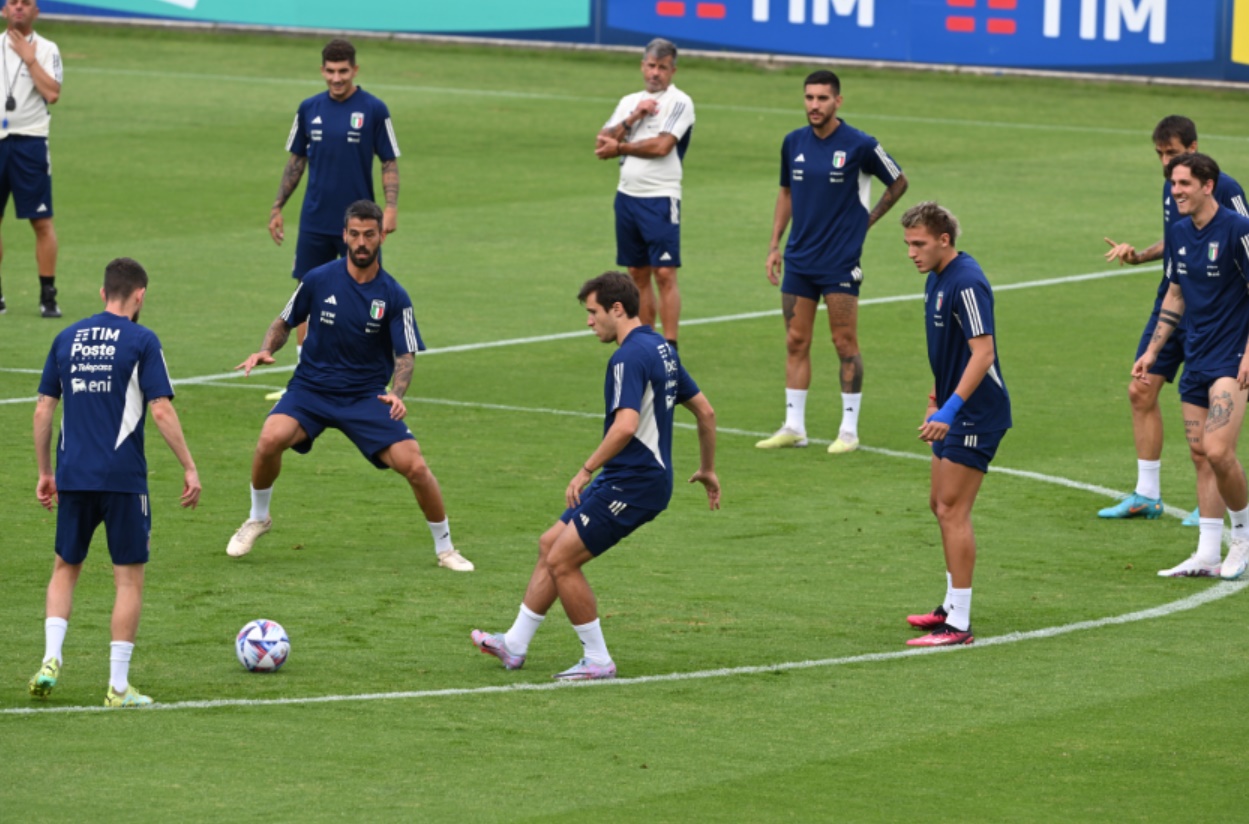 Les représentants de la cible de transfert de Liverpool s'envolent pour l'Angleterre pour sonder l'intérêt de l'EPL