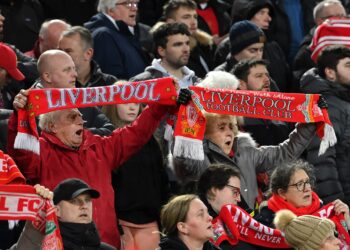 Liverpool persiste dans ses demandes de colosse de 6 pieds 2;  son club ne bouge pas