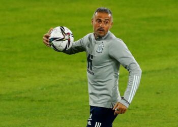 L'entraîneur-chef de l'Espagne Luis Enrique photographié à l'entraînement le 13 novembre 2021