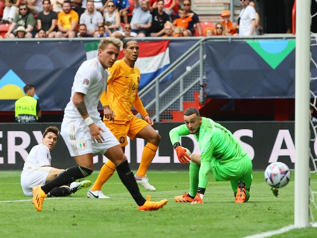 L'Italien Federico Chiesa marque son troisième but face au Néerlandais Justin Bijlow le 18 juin 2023