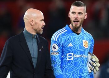 Le manager de Manchester United Erik ten Hag avec le gardien David de Gea le 30 octobre 2022