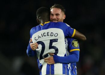 Alexis Mac Allister de Brighton & Hove Albion célèbre son premier but avec son coéquipier Moises Caicedo le 4 mai 2023