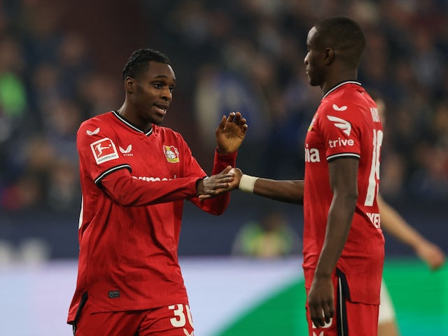 Jeremie Frimpong du Bayer Leverkusen célèbre son premier but avec son coéquipier Moussa Diaby le 1er avril 2023