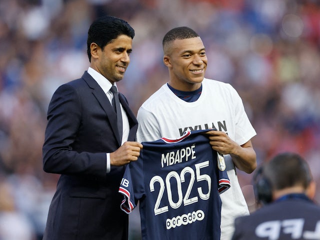 Le président du Paris Saint-Germain Nasser Al-Khelaifi photographié avec Kylian Mbappe le 21 mai 2022