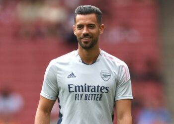 Pablo Mari s'échauffe pour Arsenal en juillet 2022