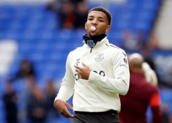 Mason Holgate d'Everton lors de l'échauffement avant le match, le 17 octobre 2021