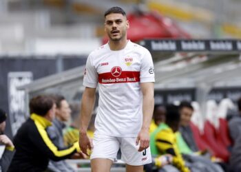Konstantinos Mavropanos du VfB Stuttgart réagit après son expulsion le 15 avril 2023