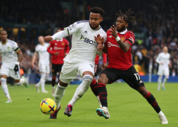 Weston McKennie de Leeds United en action avec Fred de Manchester United le 12 février 2023