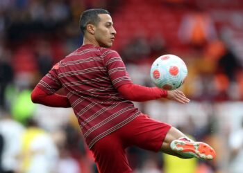 Thiago Alcantara s'échauffe pour Liverpool le 22 mai 2022