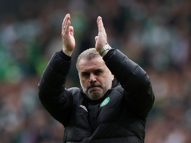 L'entraîneur du Celtic Ange Postecoglou applaudit les fans après le match du 8 avril 2023