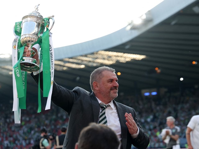 Le manager du Celtic Ange Postecoglou célèbre avec le trophée après avoir remporté la Coupe d'Ecosse le 3 juin 2023
