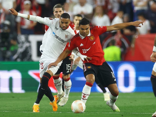 Youssef En-Nesyri de Séville en action avec Casemiro de Manchester United le 20 avril 2023