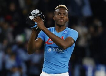 Victor Osimhen de Naples applaudit les fans après le match du 3 mars 2023