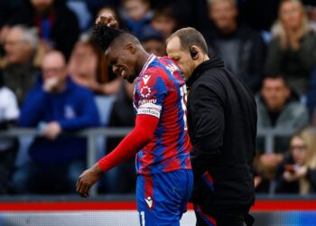 Wilfried Zaha de Crystal Palace s'en va après s'être blessé le 1er avril 2023