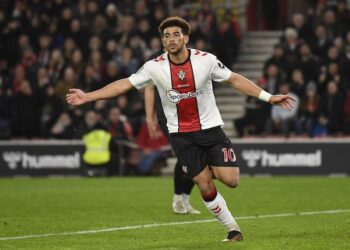 L'attaquant de Southampton Che Adams célèbre son but contre Lincoln City lors du quatrième tour de la Coupe EFL le 20 décembre 2022.