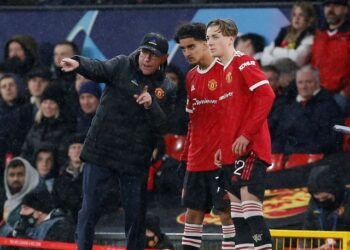 Zidane Iqbal et Charlie Savage de Manchester United discutent avec le manager par intérim Ralf Rangnick avant de devenir remplaçants le 8 décembre 2021