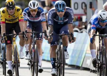 Les coureurs du Tour du Benelux descendent de leurs vélos pour dénoncer le parcours dangereux