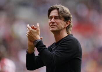 Le manager de Brentford, Thomas Frank, applaudit les supporters après le match du 14 mai 2023