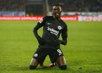 Randal Kolo Muani de l'Eintracht Francfort célèbre son premier but le 25 janvier 2023