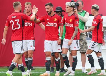 Le milieu de terrain de Manchester United Bruno Fernandes célèbre son but contre Arsenal le 22 juillet 2023