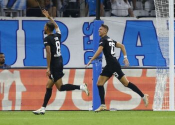 Jesper Lindstrom de l'Eintracht Francfort célèbre son premier but avec Djibril Sow le 13 septembre 2022