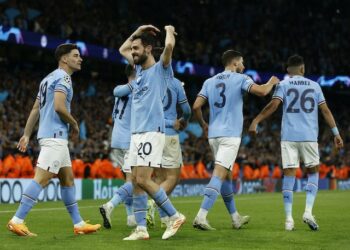 Julian Alvarez de Manchester City célèbre son quatrième but avec Bernardo Silva le 17 mai 2023