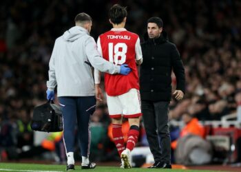 Takehiro Tomiyasu d'Arsenal sort blessé le 16 mars 2023