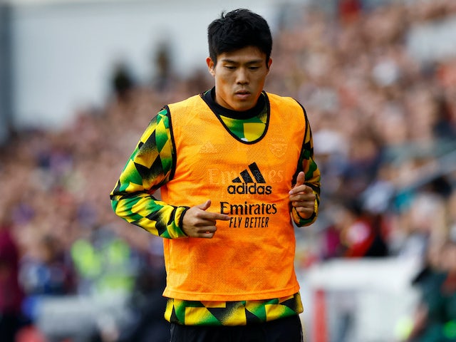 Takehiro Tomiyasu s'échauffe pour Arsenal en septembre 2022