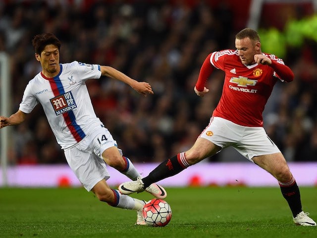 Lee Chung-yong et Wayne Rooney en action lors du match de Premier League entre Manchester United et Crystal Palace le 20 avril 2016