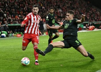 Micky van de Ven de Wolfsburg en action avec Josip Juranovic de l'Union Berlin le 31 janvier 2023