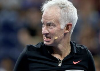 John McEnroe est critiqué à l’US Open pour avoir répété la plaisanterie de Wimbledon
