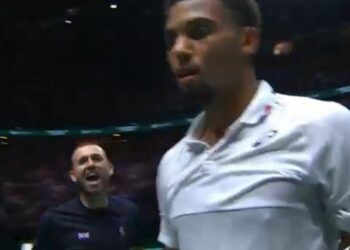 Poignée de main glaciale entre Dan Evans et son rival de la Coupe Davis