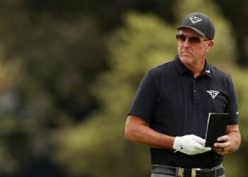 Phil Mickelson brise le silence sur le coup porté au classement mondial de LIV Golf