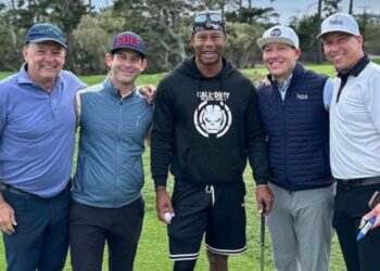 Tiger Woods a laissé les golfeurs déconcertés en jouant avec un sweat à capuche CoD