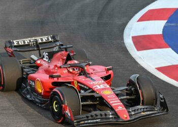 F1 GP Singapour, les Ferrari démarrent bien avec Leclerc et Sainz.  Verstappen court pour l’instant