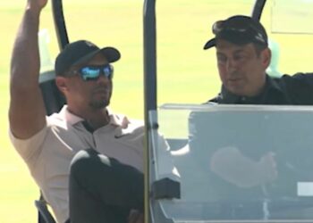 Tiger Woods boite autour du parcours de Mexico