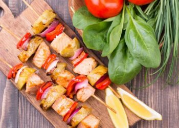 Les brochettes de poisson de Jamie Oliver sont le plat parfait pour perdre du poids – recette