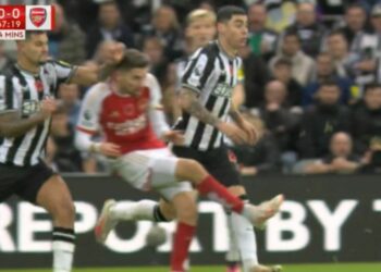 Bruno Guimaraes donne un coup de coude à l'as d'Arsenal dans la tête avant que Declan Rice ne se déchaîne dans un déchaînement de colère |  Football |  sport
