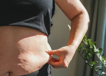 Débarrassez-vous des poignées d’amour sans faire d’exercice, voici comment