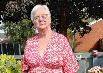 Une femme de 76 ans abandonne deux tailles de robe en buvant des shakes et en comptant ses calories