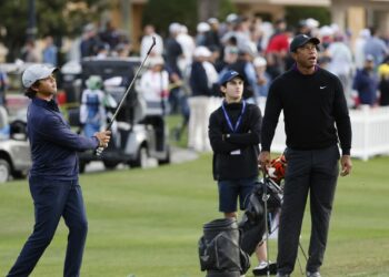 Tiger Woods halète devant le tir « f ****** méchant » de son fils Charlie qui réussit à la PNC