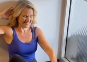 Excellent mouvement pour tonifier le bas du ventre en s’asseyant contre un mur – vidéo