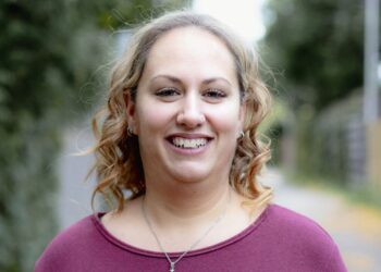 Un expert en fitness partage des exercices du visage pour bannir le double menton