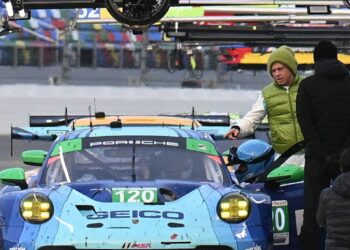 Pitt repéré au Daytona International Speedway pendant le tournage d’un film de F1