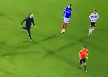L’arbitre de l’EFL contraint de courir dans un tunnel après avoir été pourchassé par un envahisseur sur le terrain |  Football |  sport