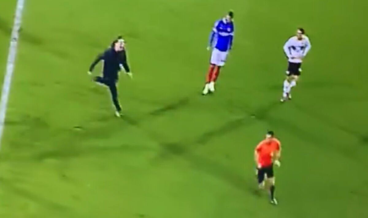 L’arbitre de l’EFL contraint de courir dans un tunnel après avoir été pourchassé par un envahisseur sur le terrain | Football | sport