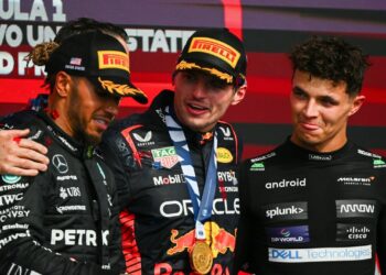 Lewis Hamilton maladroitement ignoré par son coéquipier d’Aryton Senna après l’appel de Max Verstappen