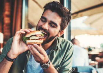 Manger un repas particulier rend les hommes plus attrayants aux yeux des femmes en libérant des « hormones sexuelles »