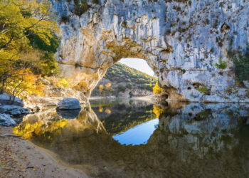 Les trésors cachés de l&rsquo;Ardèche à explorer en canoë