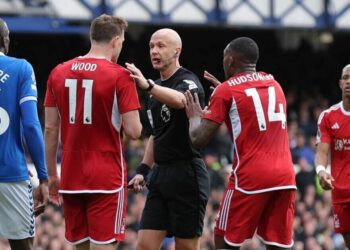 Qui sont les 27 arbitres de Premier League interdits d'officier et d'où ils viennent |  Football |  sport